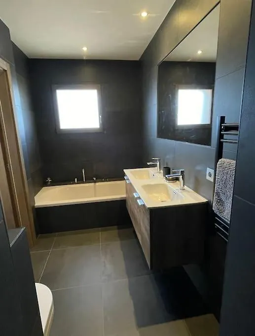 Chalet Purdey - Sleeps 10 With Hot Tub Montriond
