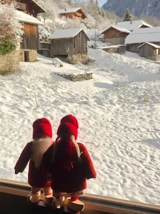 Chalet Purdey - Sleeps 10 With Hot Tub Montriond